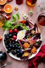 Фрукты, красная редиска и грецкие орехи с хумусом — стоковое фото