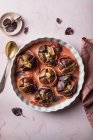 Feigen backen mit Prosciutto, Gorgonzola, mit Ahornsirup und lila Basilikum — Stockfoto