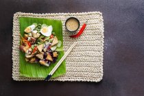 Indonesiano fresco insalata piccante gado gado con salsa di arachidi — Foto stock