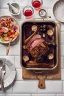 Жареное мясо подается с салатом с виноградом, редькой арбуза и помидорами — стоковое фото