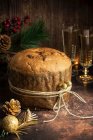 Panettone - Sobremesa de Natal italiano com copos de vinho — Fotografia de Stock