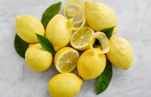 Limones frescos vista de cerca - foto de stock