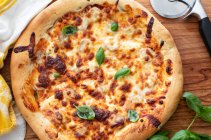 Käsepizza mit Basilikum — Stockfoto