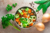 Ingredientes para caldo de verduras en una olla - foto de stock