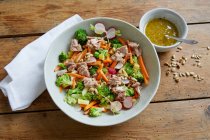 Салат из тунца с брокколи, редиской и морковью — стоковое фото