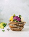 Фіолетова, помаранчева, біло-зелена цвітна капуста — стокове фото