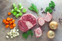 Ingredientes para el caldo de carne - foto de stock