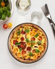 Домашняя пицца с курицей, помидорами и базиликом — стоковое фото