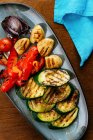 Gegrilltes Gemüse Zwiebeln, Tomaten und Zucchini — Stockfoto