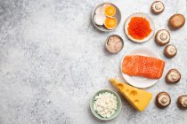 Sélection de sources naturelles de vitamine D (poisson, fromage, œufs, champignons)) — Photo de stock