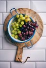 Blaue und grüne Tafeltrauben — Stockfoto