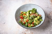 Авокадо, кинза, помидоры, огурец и салат с сахаром — стоковое фото