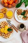 Hausgemachte Waffeln mit Orangensaft serviert, von oben — Stockfoto