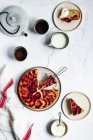 Pflaumen- und Tahini-Kuchen mit doppeltem Sahnejoghurt — Stockfoto