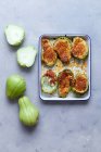 Rollos de coliflor fritos con espinacas y cebolla verde en una sartén. enfoque selectivo, espacio de copia. - foto de stock