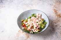 Shrimps, avocado, cilantro, tomato, cucumber and sugar snap salad — Stock Photo