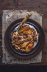 Карамельные груши, мюсли и йогурт в миске — стоковое фото