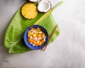 Фруктовий салат з кокосовим горіхом — стокове фото