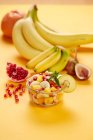 Insalata di frutta e frutta fresca sullo sfondo — Foto stock