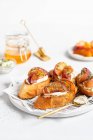 Peachetta - grilled bread with peaches and fresh cheese — Foto stock