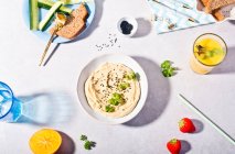 Gesundes Frühstück mit frischem Gemüse und Obst auf weißem Hintergrund — Stockfoto
