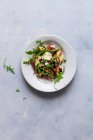 Salat mit Lachs und Käse auf grauem Betontisch, Draufsicht. Kopierraum — Stockfoto