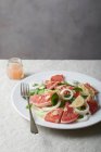 Rosafarbener Grapefruitsalat mit Zwiebeln und Mandeln — Stockfoto