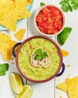 Guacamole messicano, salsa e patatine al mais — Foto stock