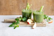 Grüner Smoothie aus Feldsalat, Sellerie und Apfel — Stockfoto