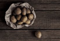 Органічна картопля на дерев'яному столі — стокове фото