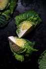 Brócoli verde fresco sobre fondo negro - foto de stock