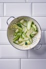 Frische Zucchini in Scheiben geschnitten in der Pfanne — Stockfoto
