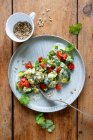 Brokkolisalat mit Kirschtomaten und Sonnenblumenkernen — Stockfoto