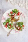 Курбетові тістечка з вершками, помідорами, руколою та сиром фета — стокове фото