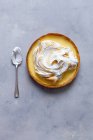 Лимонный пирог с безе крупным планом — стоковое фото