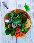 Salada de espinafre com lentilhas, legumes e queijo Harz — Fotografia de Stock