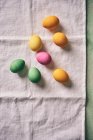 Цветные пасхальные яйца крупным планом — стоковое фото
