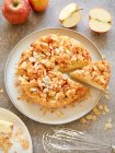 Tarta de manzana con anacardos y almendras - foto de stock