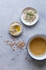 Kichererbsensalat und Hummus — Stockfoto