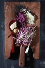 Салат з червоної та білої капусти — стокове фото