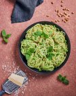 Spaghetti with mint and pea pesto — Stock Photo