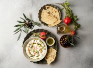 Iranisches Labneh mit Taftan-Brot und Granatapfel — Stockfoto