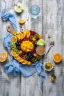 Piatto di frutta fresca invernale con mango, arance, kiwi, kumkquat, pompelmo e burro di mandorle — Foto stock