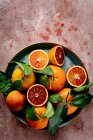 Тарілка з кров'яними апельсинами та клейковинами — стокове фото