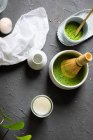 Primer plano de deliciosa preparación de té Matcha - foto de stock