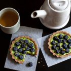 Raw avocado pie with blueberries — Stock Photo