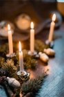 Christmas table decorations with sprigs of pine and lit candles — Fotografia de Stock