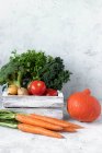 Свіжі овочі та фрукти на сірому фоні. вид зверху . — стокове фото