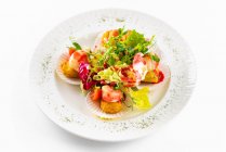Fried scallops with lettuce, arugula, cherry tomatoes and Asian sauce — Stock Photo