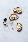 Підсмажений хліб з моцарелою та трюфелем — стокове фото